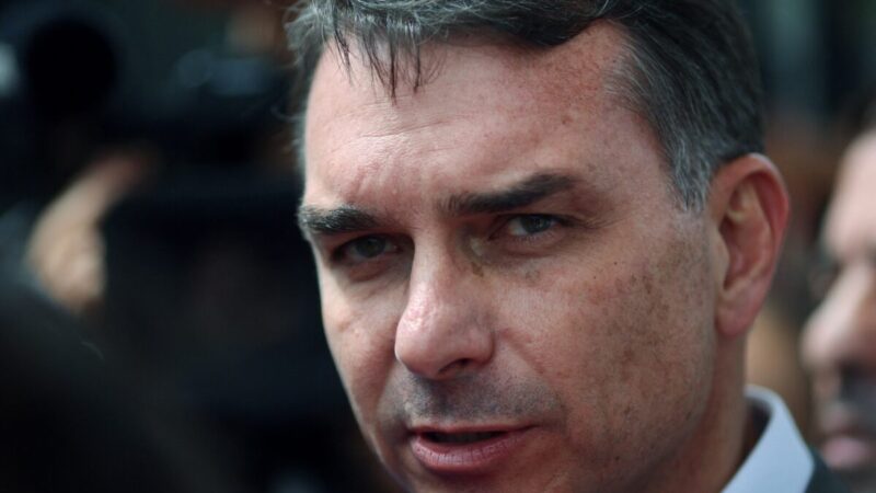 Moraes chama proibição de saída de Flávio Bolsonaro do país de medida lógica