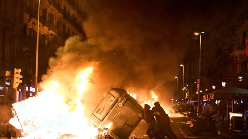 Protesto em Barcelona termina com cem prisões e saques