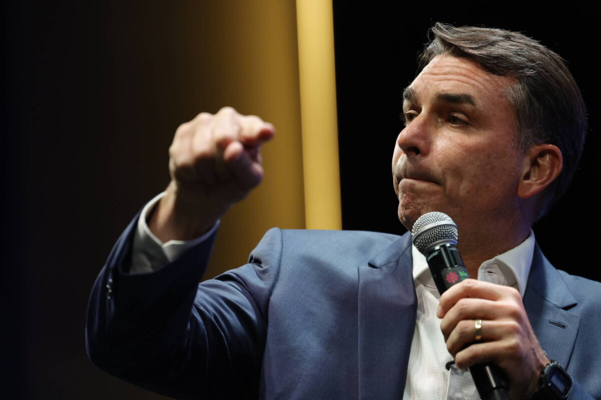 Plano de Flávio Bolsonaro e centrão mira mudanças profundas na política nacional