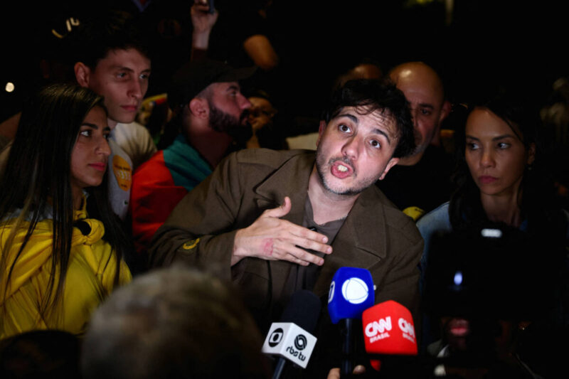 Renan desafia Flávio Bolsonaro para debate e oferece apoio