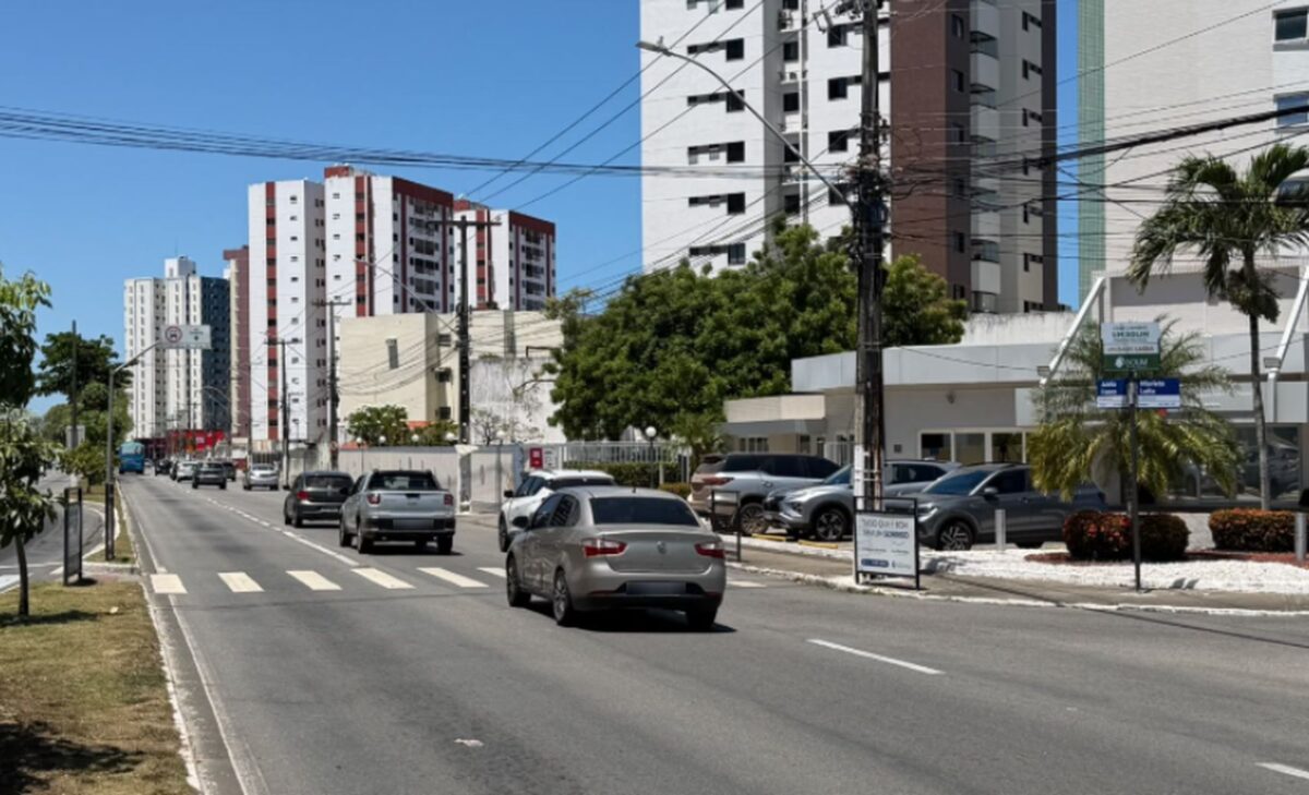 Avenida Adélia Franco tem trânsito alterado para limpeza de fios