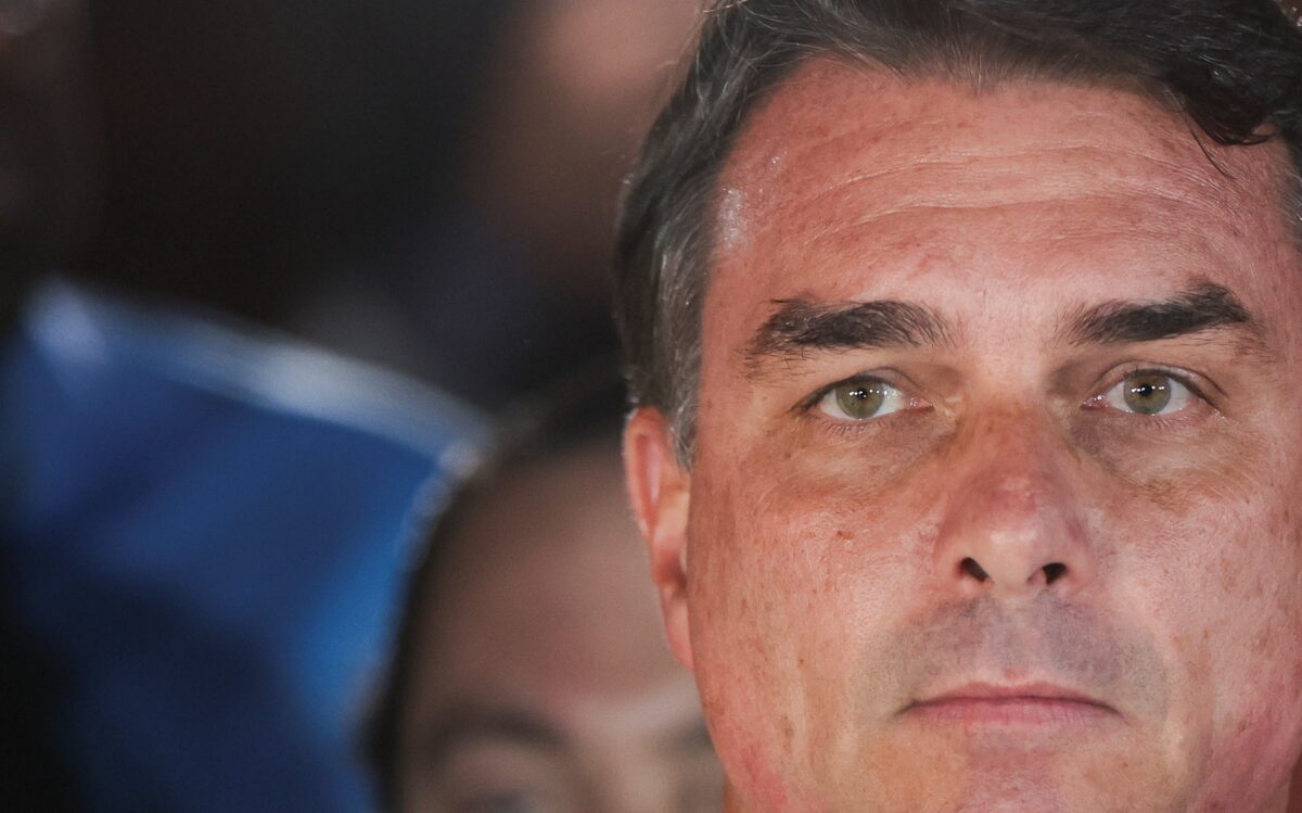 Senador Flávio Bolsonaro viaja para os Estados Unidos, apontam veículos internacionais