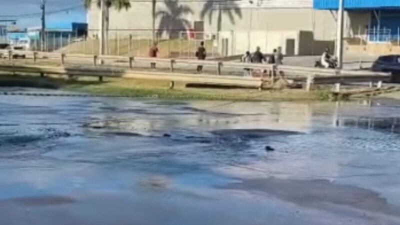 Rompimento em adutora suspende água em oito bairros de Aracaju