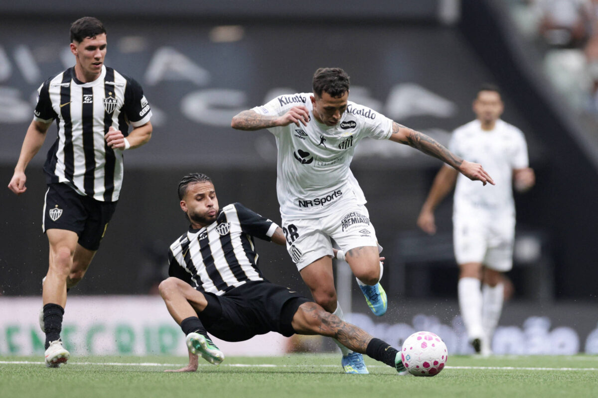 Santos toma virada nos acréscimos e perde para o Atlético-MG