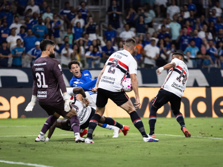 Cruzeiro vence o São Paulo por 2 a 0 no Mineirão e entra no G4 do Brasileirão