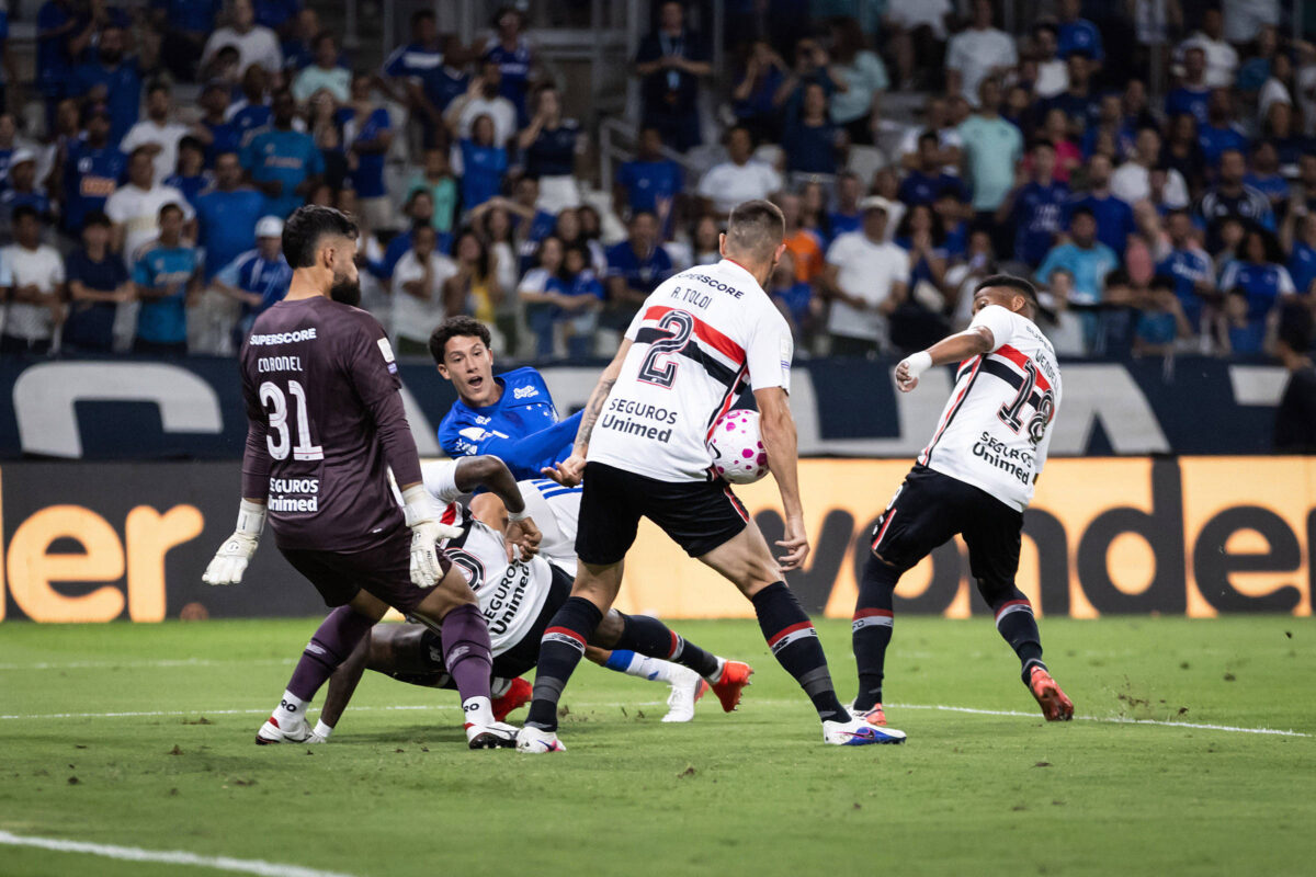 Cruzeiro vence o São Paulo por 2 a 0 no Mineirão e entra no G4 do Brasileirão