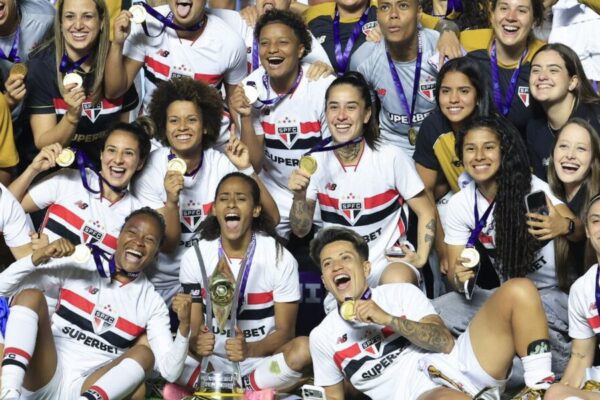 São Paulo empata com o Corinthians e conquista o Brasileirão feminino