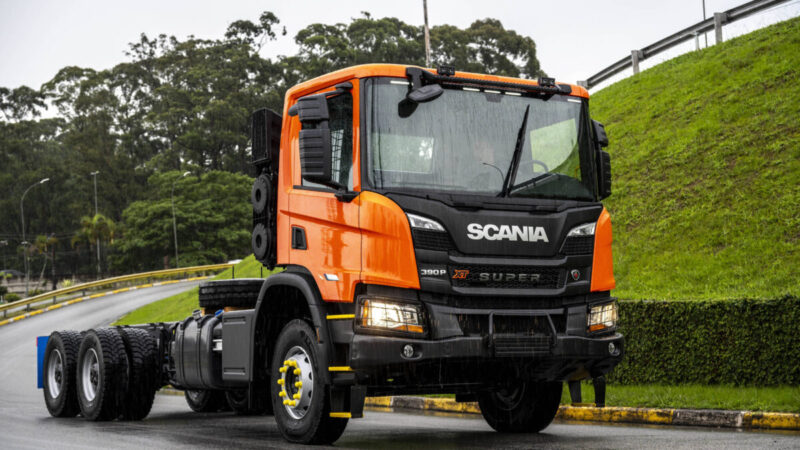 Scania amplia linha de motores no brasil e atualiza cabines de caminhões
