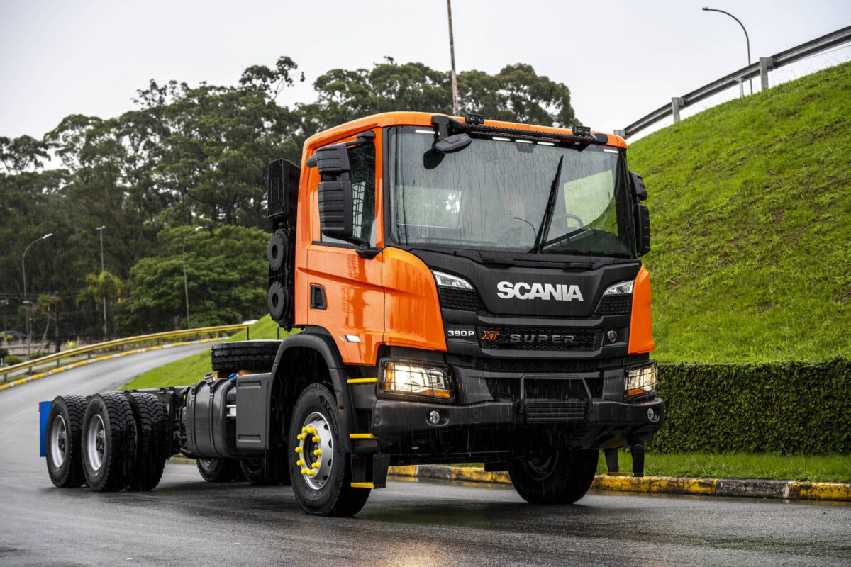 Scania amplia linha de motores no brasil e atualiza cabines de caminhões