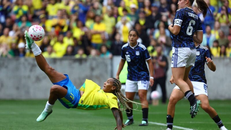 Brasil vence Argentina com golaço de bicicleta no Beira-Rio