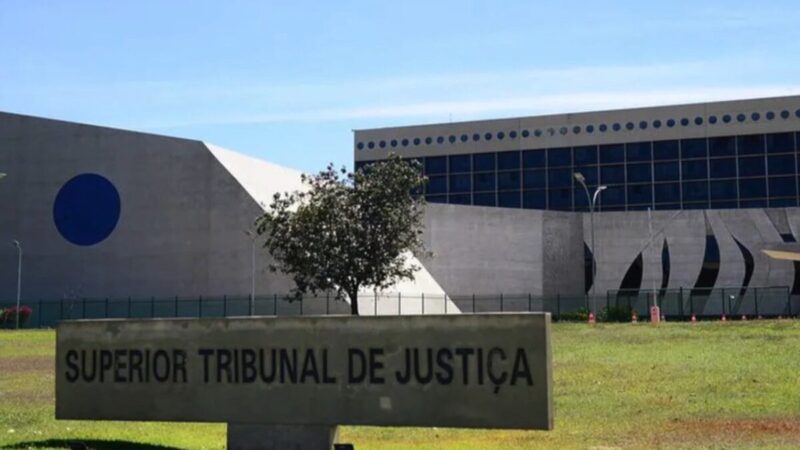 Stj demite servidor investigado por vazar minutas a advogado