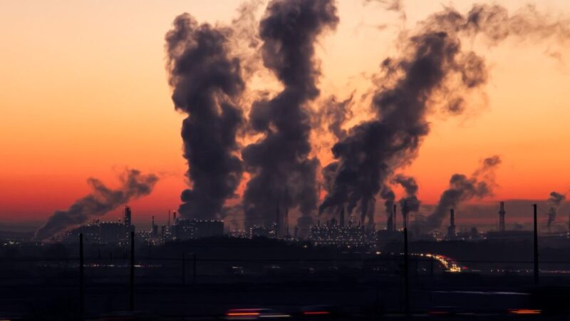 Super-ricos poluem mais e lucram com desastres do clima, diz Oxfam