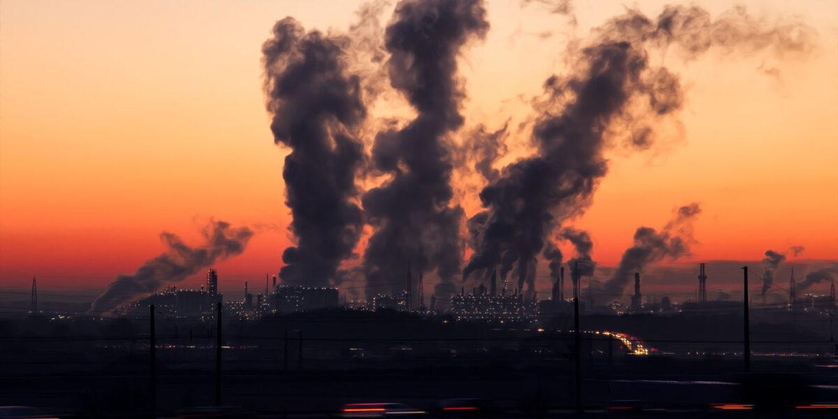 Super-ricos poluem mais e lucram com desastres do clima, diz Oxfam