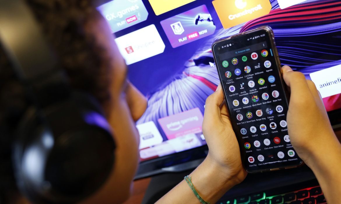 ANPD cobra maior controle dos pais sobre uso de redes sociais por menores