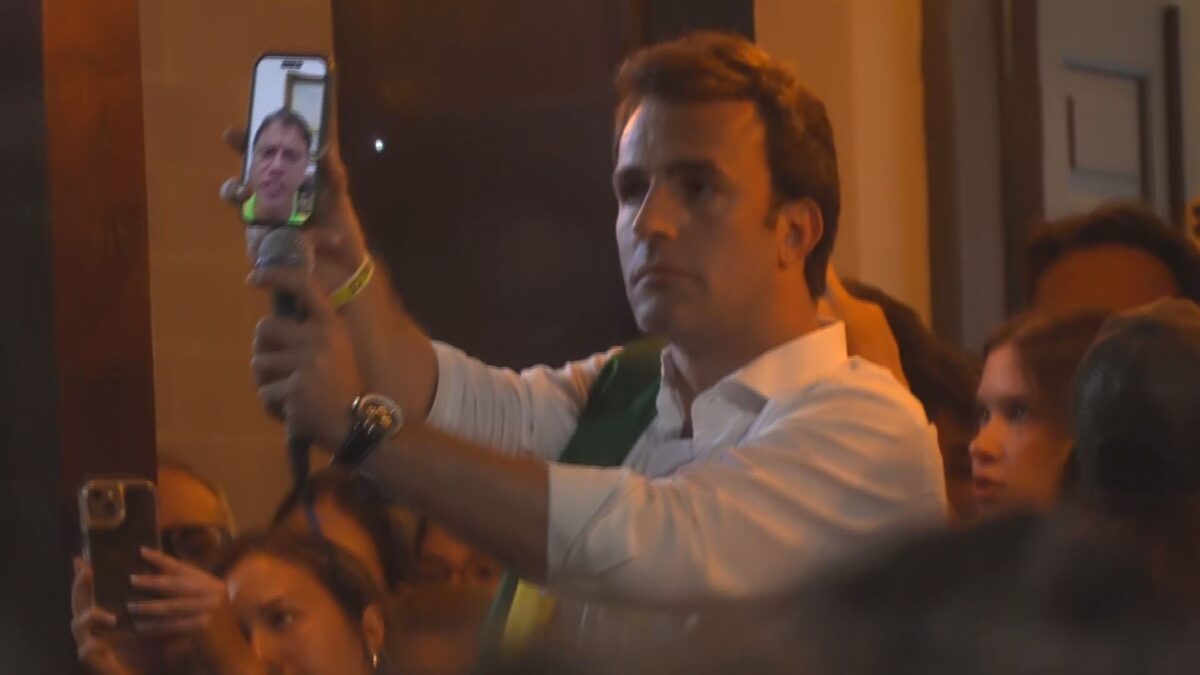 Tarcísio participa de ato pró-Flávio Bolsonaro em São Paulo