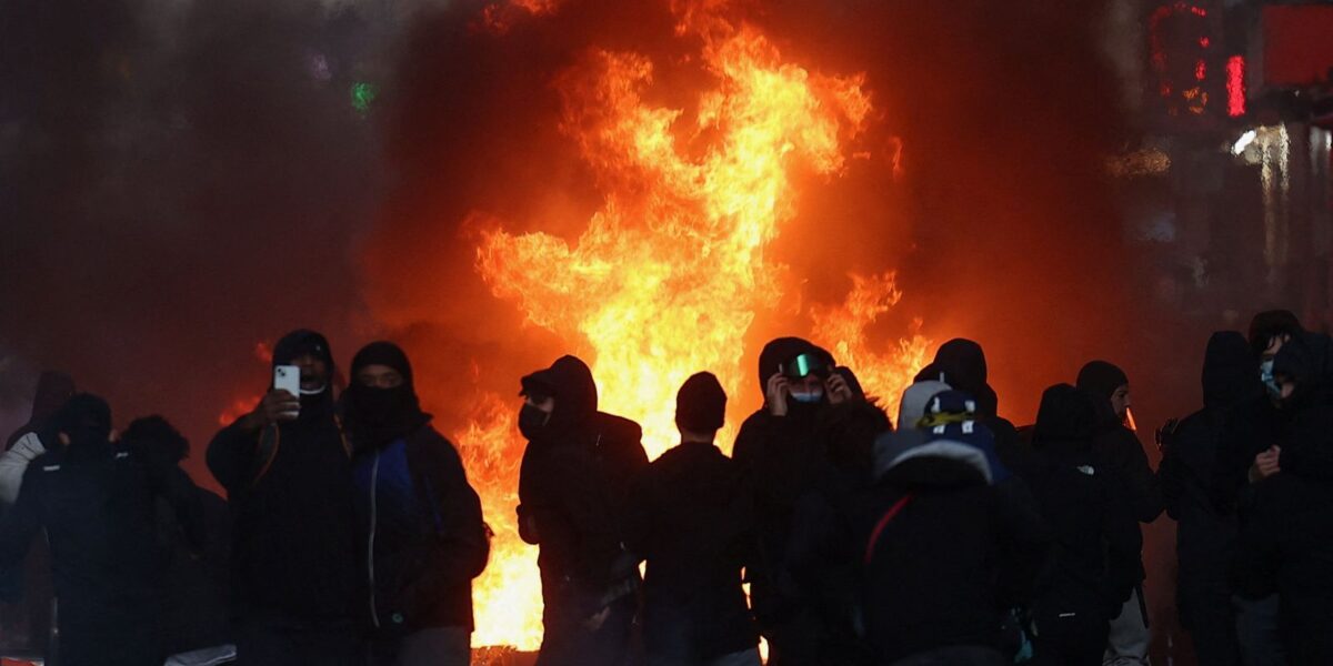 França contabiliza prejuízos e enfrenta nova tensão após protestos violentos