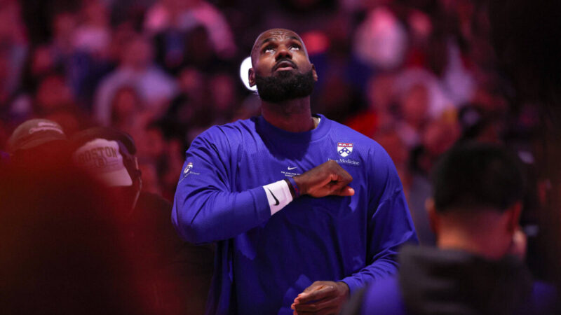 Trump ataca LeBron James por postura durante hino dos EUA