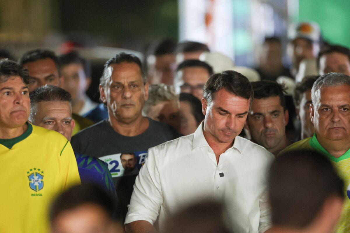 TSE desmente Flávio Bolsonaro sobre fiscais do PL na sala-cofre