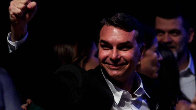 Bastidores da campanha de Flávio Bolsonaro revelam disputa pelo comando da Fazenda