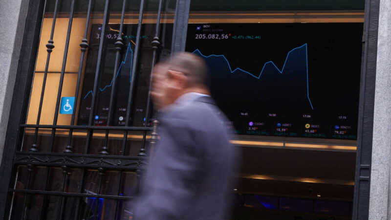 Ibovespa desaba com vitória de Lula e taxa de juros pressiona varejo