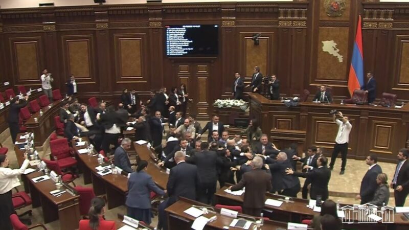 Briga generalizada com cadeiradas choca Parlamento da Armênia