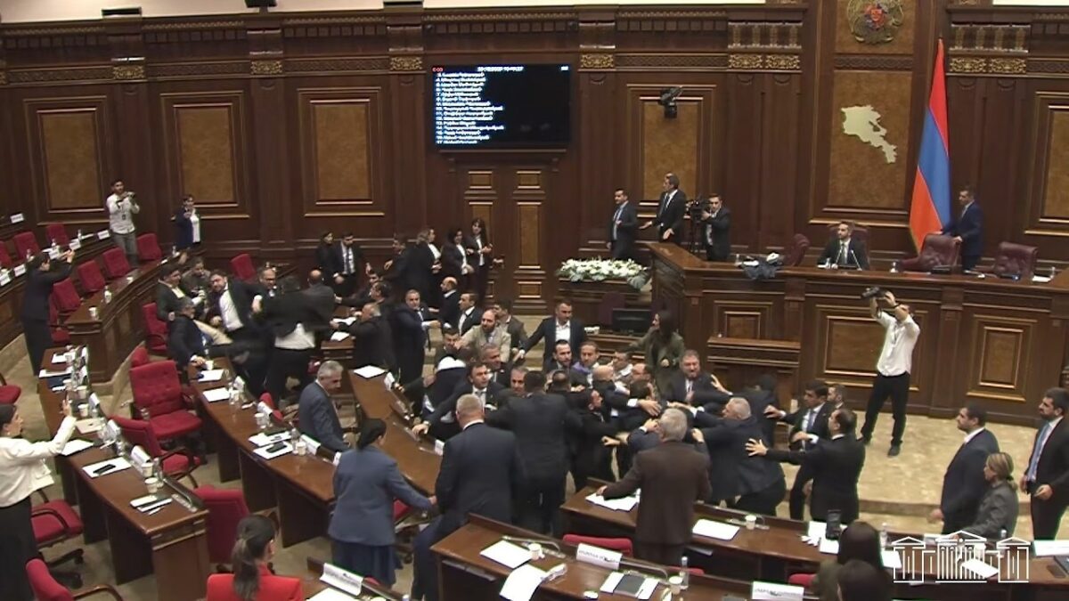 Briga generalizada com cadeiradas choca Parlamento da Armênia