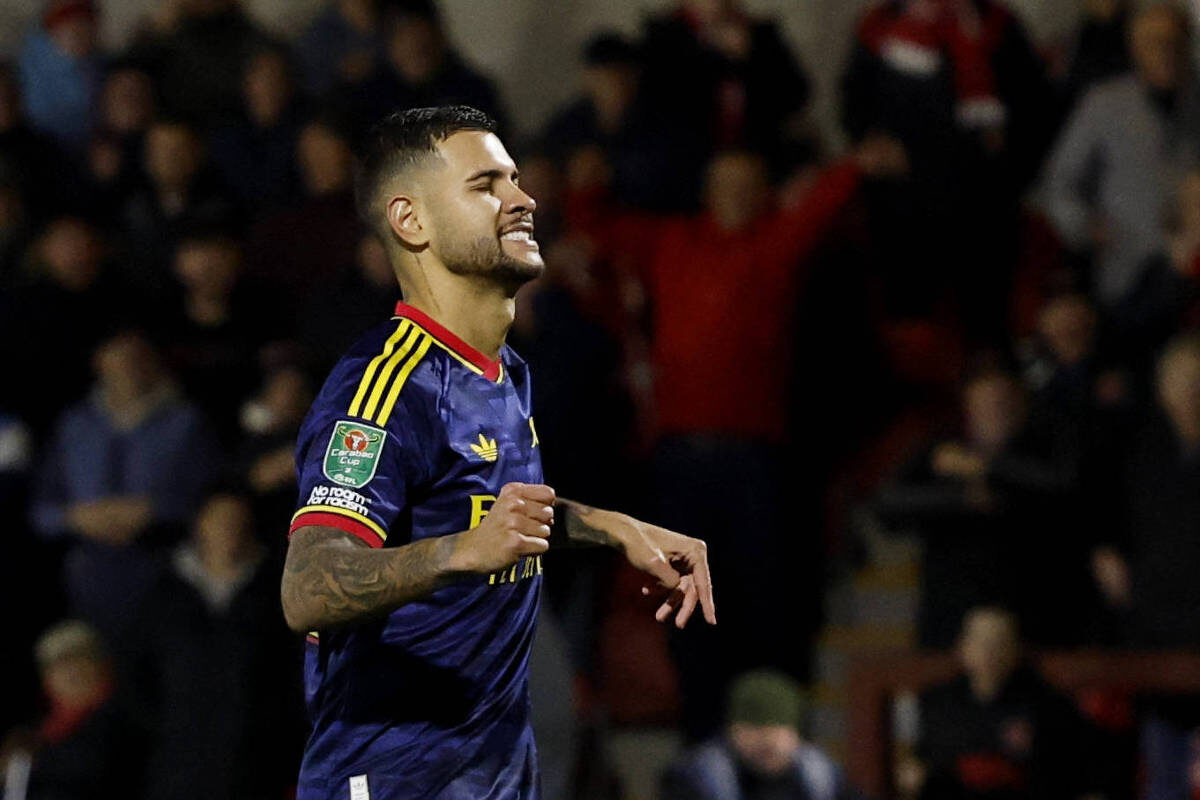 Bruno Guimarães perde novo pênalti e elimina o Arsenal em vexame histórico